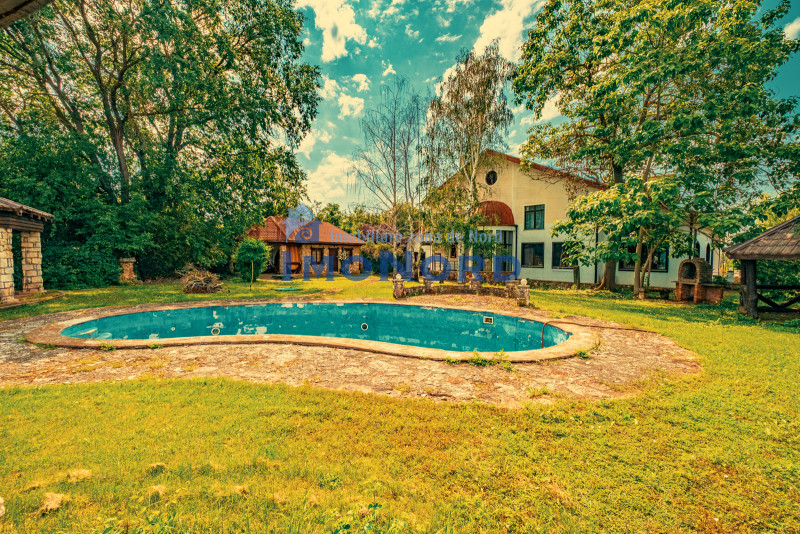 Casa superba cu vedere la lac in Izvorani – piscina, natura,si potential imens!