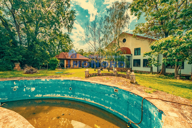 Casa superba cu vedere la lac in Izvorani – piscina, natura,si potential imens!