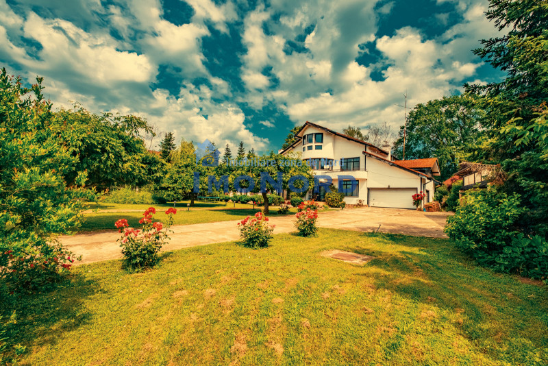 Casa superba cu vedere la lac in Izvorani – piscina, natura,si potential imens!