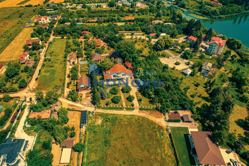 Casa superba cu vedere la lac in Izvorani – piscina, natura,si potential imens!