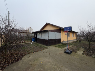 Casă individuală de vânzare în Tărtășești – curte mare 500 mp, zonă verde 