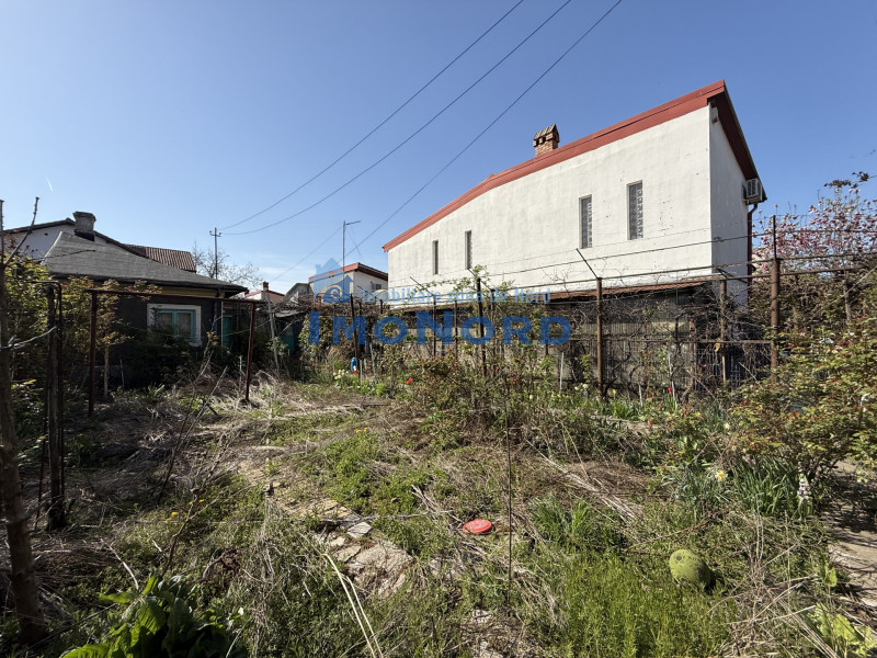 Casa cu gradina pe o strada linistita