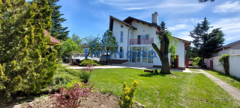 Vilă cu piscină și grădină spectaculoasă, pe teren de 2.649 mp