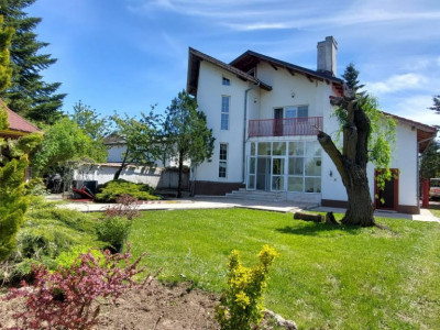 Vilă cu piscină și grădină spectaculoasă, pe teren de 2.649 mp