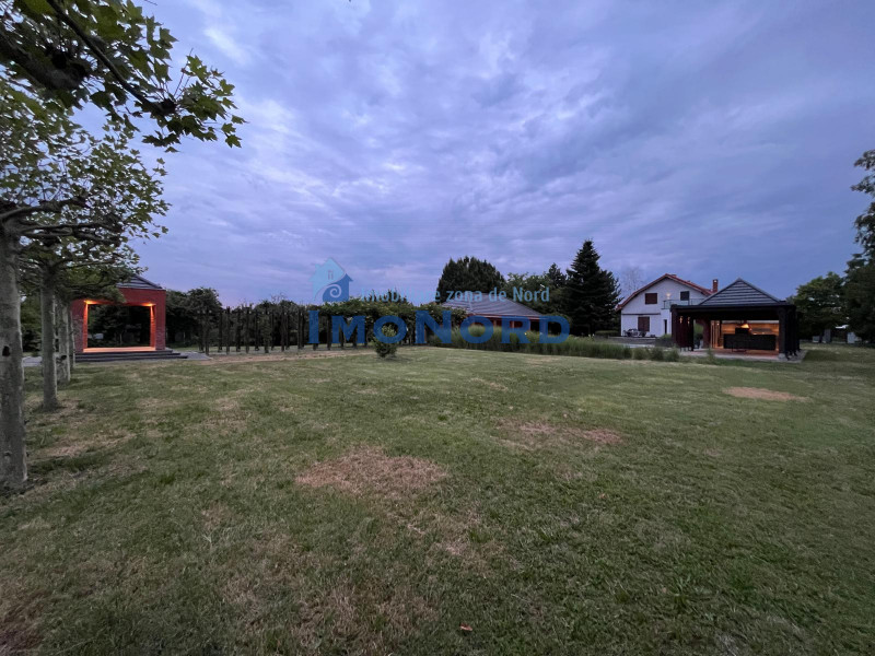 Proprietate exclusivistă cu 7.000 mp teren, piscină și multiple spații adiacente