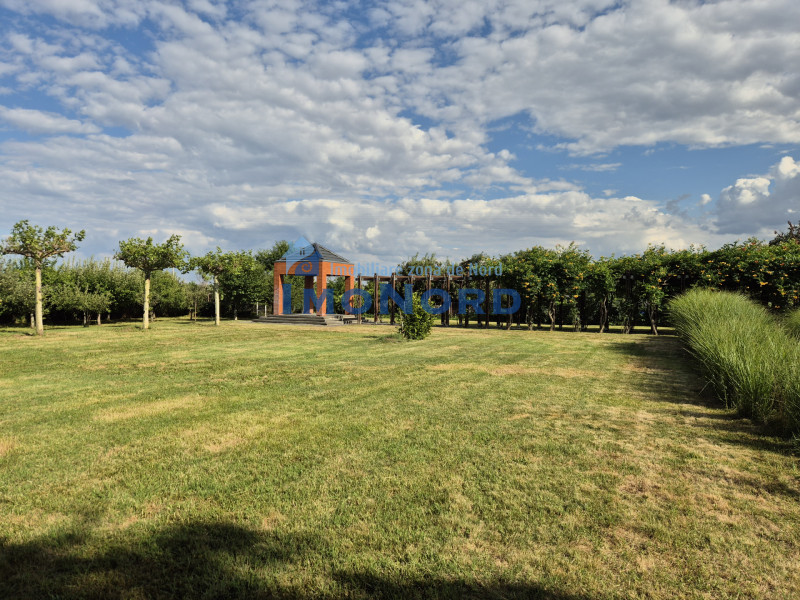 Proprietate exclusivistă cu 7.000 mp teren, piscină și multiple spații adiacente
