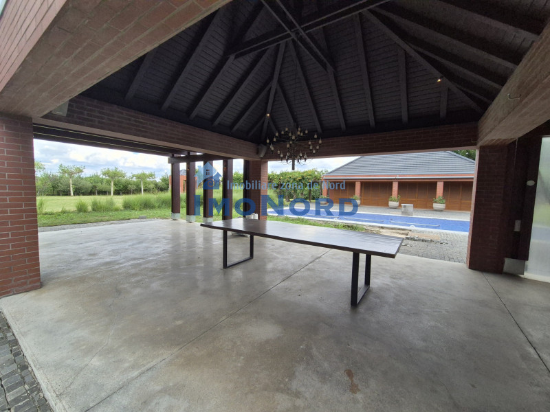 Proprietate exclusivistă cu 7.000 mp teren, piscină și multiple spații adiacente