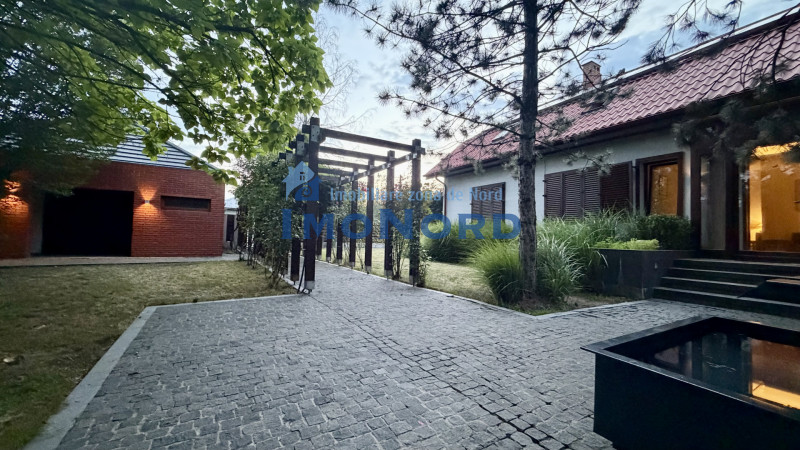Proprietate exclusivistă cu 7.000 mp teren, piscină și multiple spații adiacente