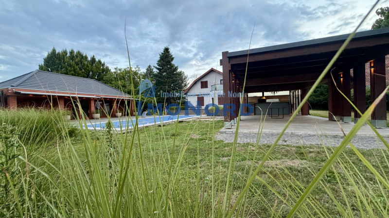 Proprietate exclusivistă cu 7.000 mp teren, piscină și multiple spații adiacente