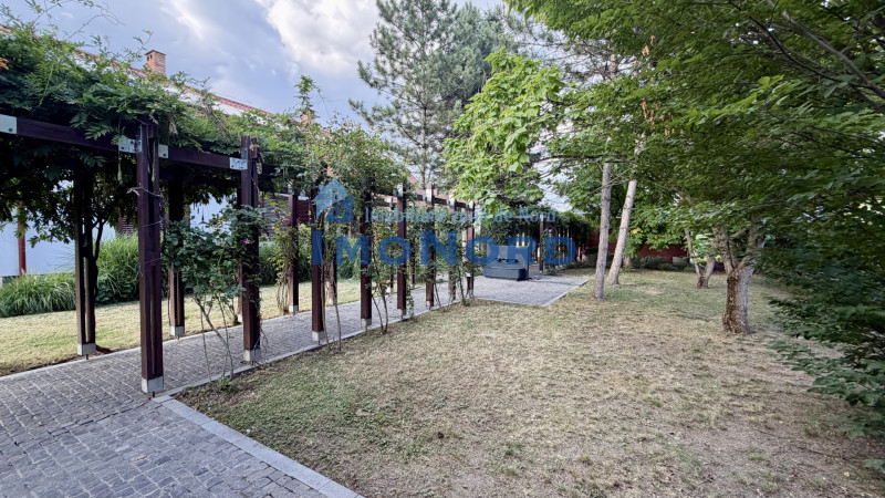 Proprietate exclusivistă cu 7.000 mp teren, piscină și multiple spații adiacente