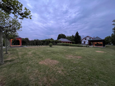 Proprietate exclusivistă cu 7.000 mp teren, piscină și multiple spații adiacente
