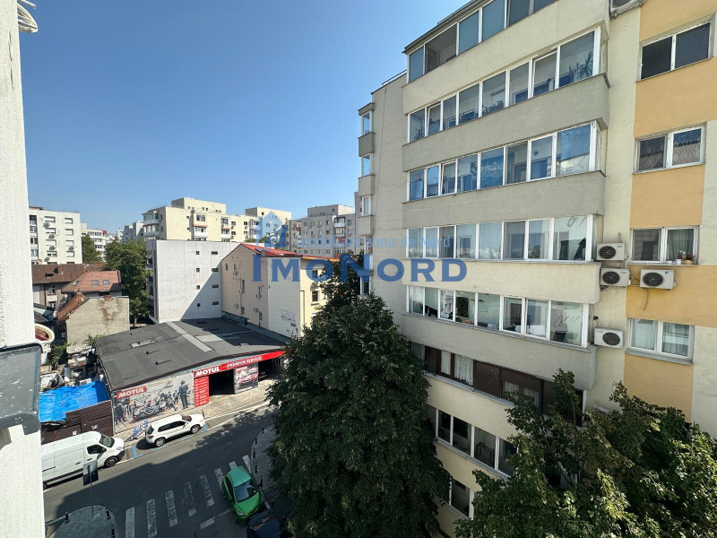 Centrul Capitalei, apartament cu 2 bai, etaj superior !